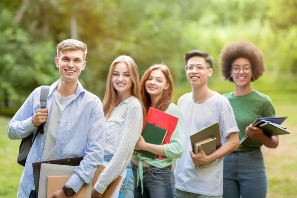 Universitätsfreunde. Draußen Portrait von verschiedenen multirassischen Studenten mit Arbeitsbüchern posieren zusammen — Stockfoto