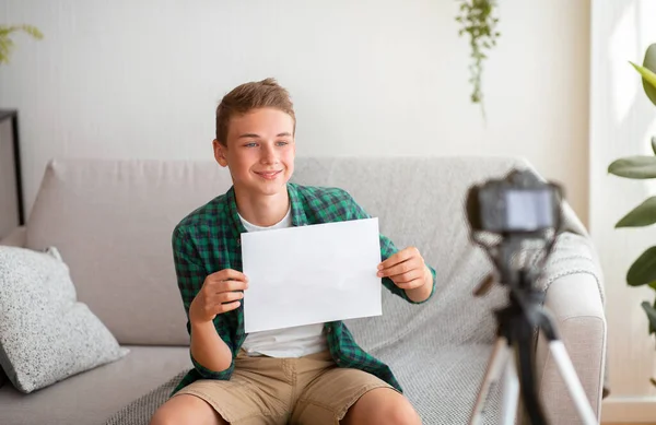 Berühmter Teenie-Blogger zeigt leeres Brett für Werbung oder Text — Stockfoto