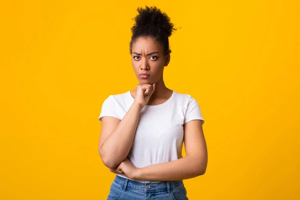 Portret van beledigde zwarte vrouw kijkend naar camera — Stockfoto