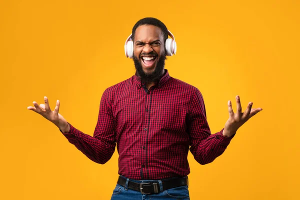 Uśmiechnięty afro człowiek korzystający z muzyki za pomocą zestawu słuchawkowego — Zdjęcie stockowe