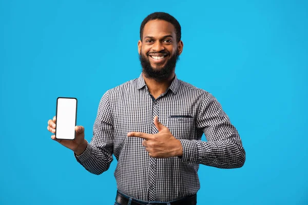 白い携帯電話の画面を示すアフロ男 — ストック写真