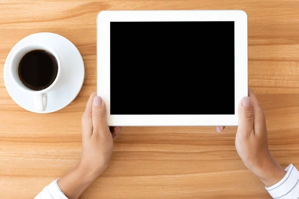 Fotografía de la señora usando su tableta con pantalla en blanco — Foto de Stock