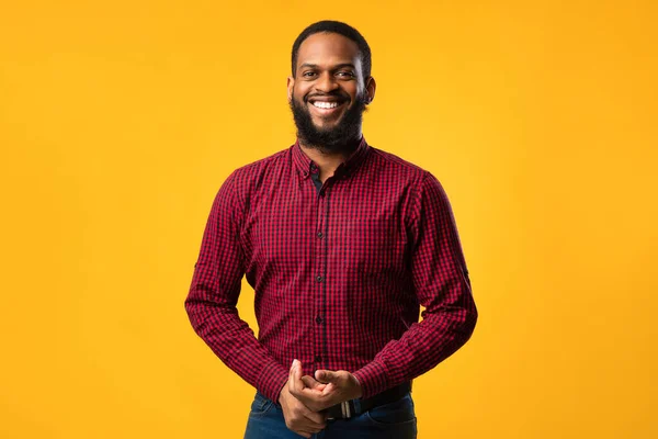 Sorrindo afro homem posando no fundo laranja — Fotografia de Stock