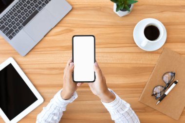 Evdeki akıllı telefonunu kullanan bir kadın.