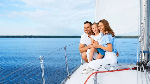 全景，在海上航行的一家人坐在帆船甲板外 — 图库照片
