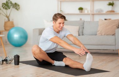 Fitness, pilates ve jimnastik. Spor malzemeleriyle esneme hareketleri yapan adam.