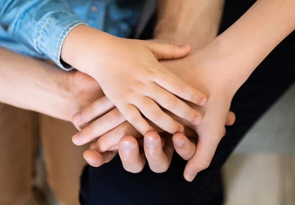 Les parents unis et les enfants tenant la main ensemble, Gros plan, Vue aérienne — Photo