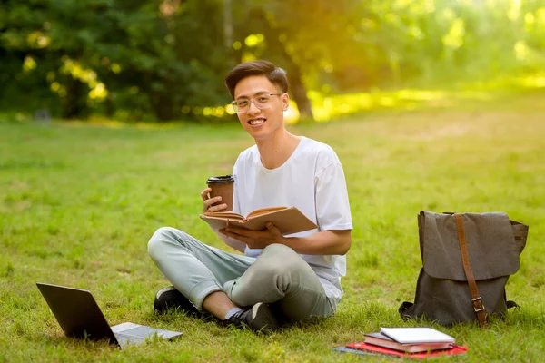 在大学校园休息的快乐的亚洲学生，带着书本和咖啡 — 图库照片