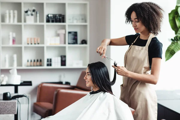 Jovem mulher desfrutando de corte de cabelo no salão de beleza, espaço vazio — Fotografia de Stock