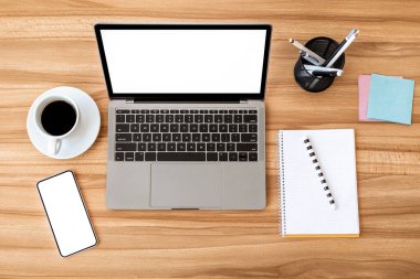 Düz dizüstü bilgisayar, boş ekranlı akıllı telefon