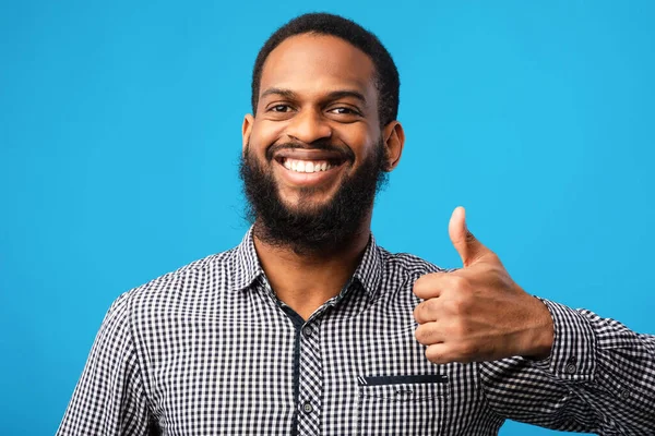 Szczęśliwy czarny facet gestykulując kciuki w górę i uśmiech — Zdjęcie stockowe