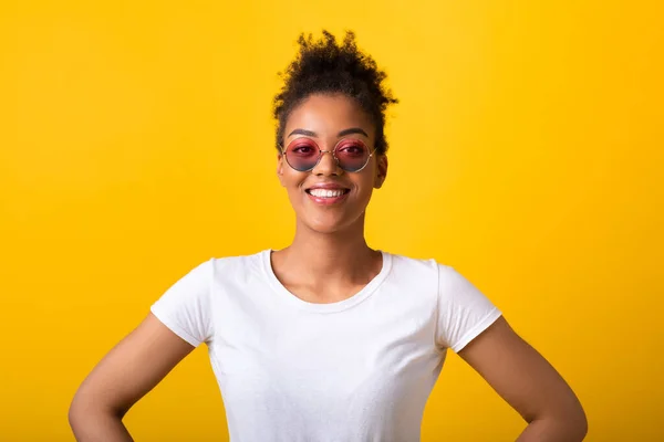 Selbstbewusste schwarze Frau blickt mit Sonnenbrille in die Kamera — Stockfoto