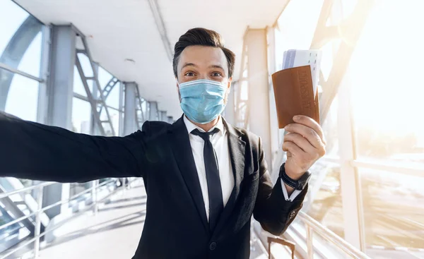 Empresário animado indo para viagem de negócios, tirando selfie no aeroporto — Fotografia de Stock