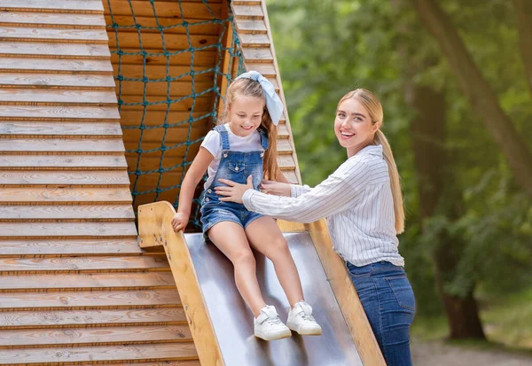 Mor Riding Kid Girl ner bilden på lekplatsen utanför — Stockfoto