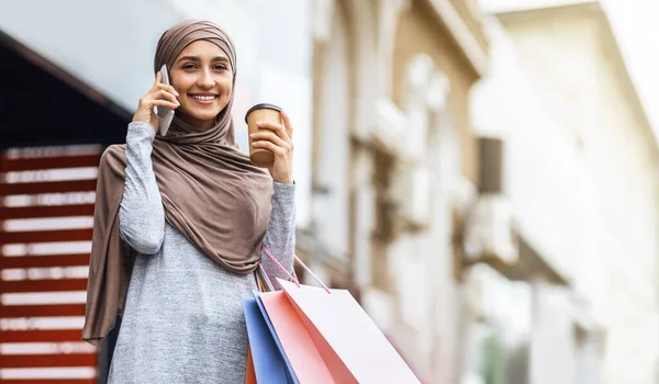 通过电话购物的快乐的穆斯林女人 — 图库照片