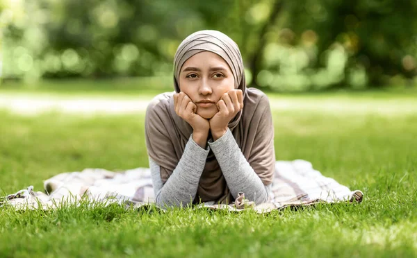 Sconvolto ragazza musulmana trascorrere del tempo al parco, sentirsi soli — Foto Stock