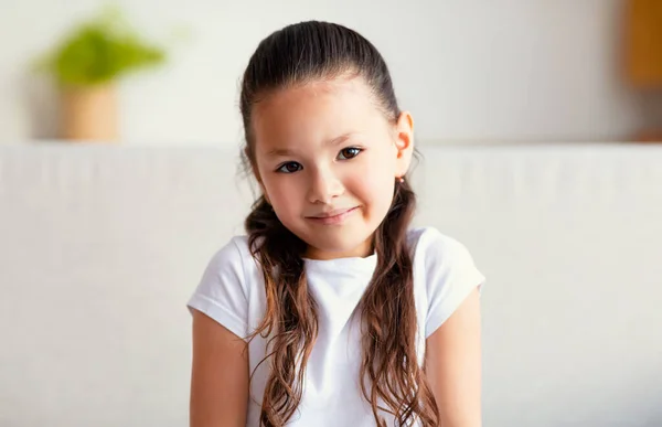 Pequeña asiática niñas retrato, niño sentado en sofá en casa — Foto de Stock