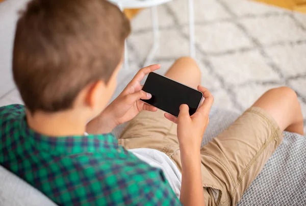 Primer plano de adolescente sosteniendo teléfono inteligente con pantalla en blanco — Foto de Stock