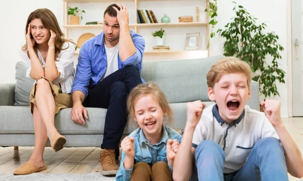 Parents Sitting Exhausted While Children Shouting And Crying At Home — Stock Photo, Image