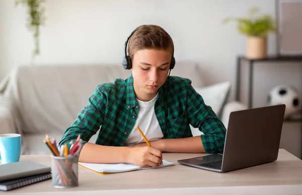 Escola cara ter aula on-line enquanto sentado em casa — Fotografia de Stock