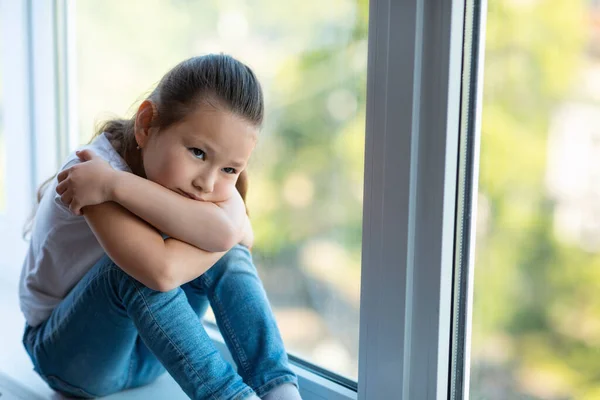 Deprimida asiática niña sentada cerca de ventana en casa — Foto de Stock