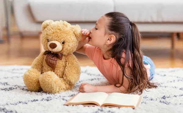 Asiatique enfant fille partage secret avec peluche ours à la maison — Photo