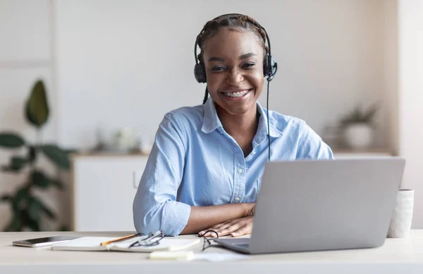 Retrato do operador de call center de mulher negra sorridente no local de trabalho no escritório — Fotografia de Stock