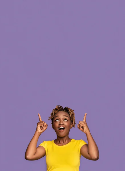 Heyecanlı siyahi kadın boşluğu işaret ediyor — Stok fotoğraf