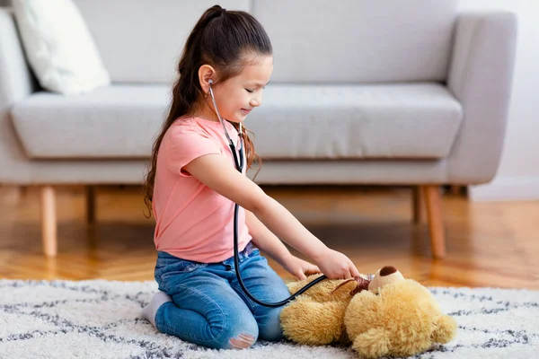 Kid Girl Jepang Bermain Vet Dengan Teddy Bear di Rumah — Stok Foto