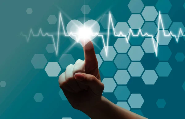 Kolase tangan perempuan menekan tombol jantung pada layar virtual dengan kardiogram dan sel heksagonal, latar belakang biru — Stok Foto