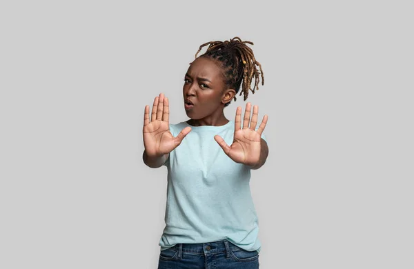 Indignante joven mujer negra mostrando ningún gesto —  Fotos de Stock