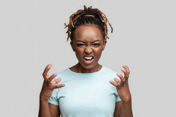 Arrabbiato furioso giovane ragazza nera urlando e gesticolando — Foto Stock
