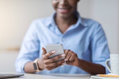 Çevrimiçi ödeme. Ofiste Akıllı Telefon Kullanan Gülümseyen Siyah Kadın, Kapanış