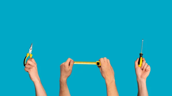 Collage creativo con riparatori che tengono strumenti fai da te su sfondo blu, spazio vuoto — Foto Stock