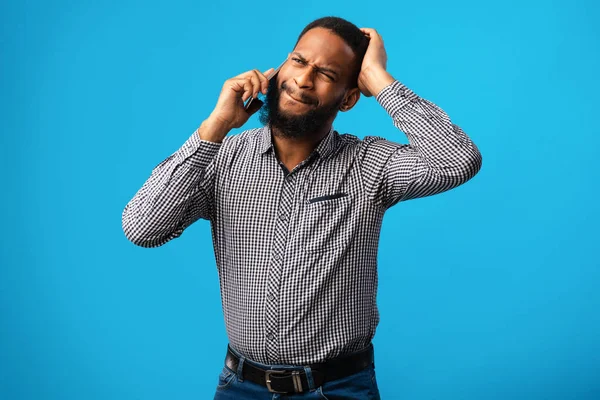 Stressato nero ragazzo parlando al telefono — Foto Stock