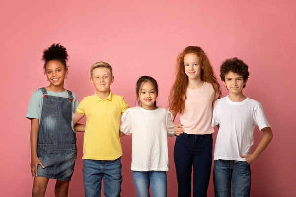 Zurück zum Schulkonzept. Glücklich diverse Jungen und Mädchen posieren vor rosa Hintergrund — Stockfoto