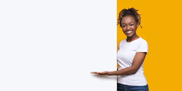 Femme noire souriante avec tableau blanc vide pour la publicité — Photo