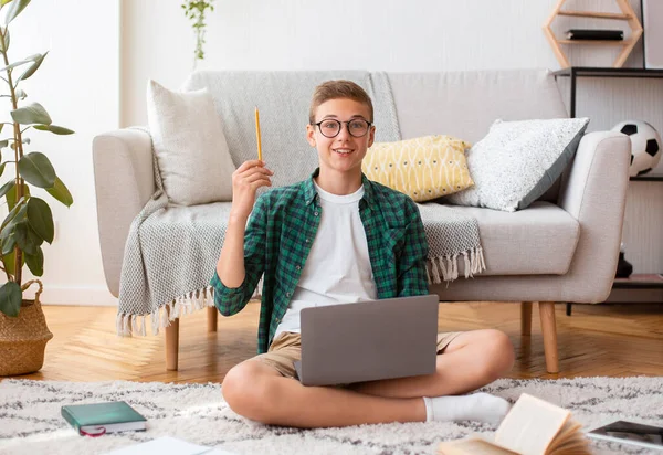 Вдохновленный подросток нашел решение, делая домашнюю работу онлайн — стоковое фото