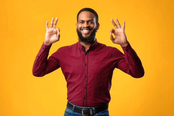 Feliz preto cara gestos ok sinal e sorrindo — Fotografia de Stock