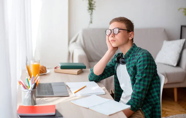 Müde teen junge schlafen während tun hausaufgaben — Stockfoto