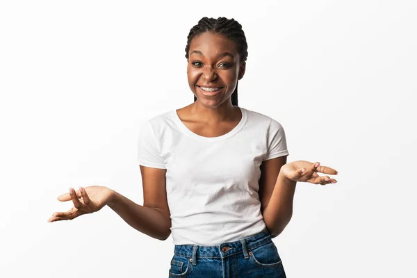 Glada afroamerikanska kvinna berättar något till kameran, vit bakgrund — Stockfoto