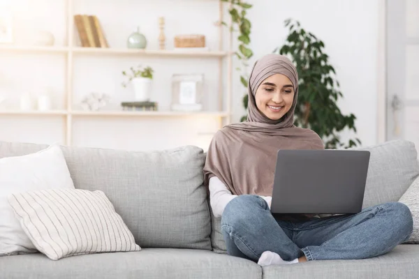 Современная концепция фриланса. Молодая арабская женщина, работающая дома за ноутбуком — стоковое фото