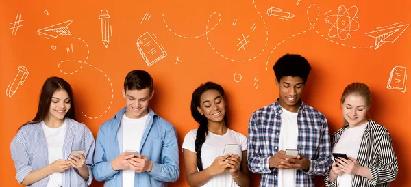 Grupo internacional animado de estudantes usando aplicativo móvel educacional — Fotografia de Stock