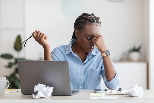 Határidő Stressz. Túlhajszolt fekete női vállalkozó Masszírozás Nosebridge munkahelyi irodai — Stock Fotó