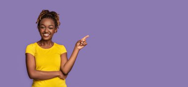 Mor yerine fotokopi alanını gösteren mutlu siyah kız.