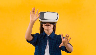 Stüdyoda sanal gerçeklik gözlüğü takan küçük kız.