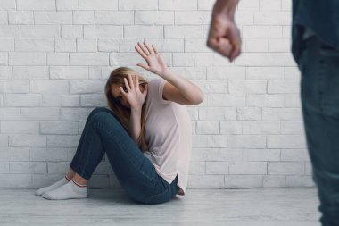 Evde dövmek ve nefsi müdafaa. Saldırgan adam korkmuş kadına saldırmak üzere.
