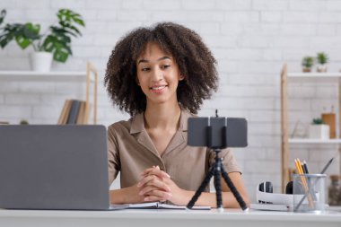 Müritler ve öğrenciler için podcast ve webinar. Gülümseyen kadın web kamerasına bakıyor.