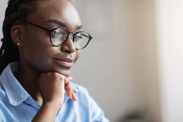 Szoros portré töprengő fekete női vállalkozó szemüvegben félrenéz — Stock Fotó