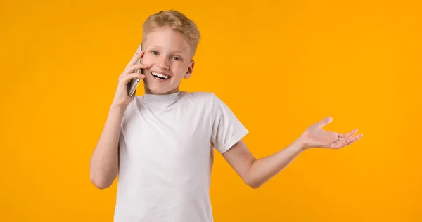 Jonge jongen praten aan de telefoon en gebaren — Stockfoto